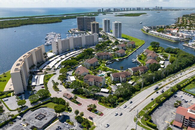 Foto del edificio - 132 Lakeshore Dr