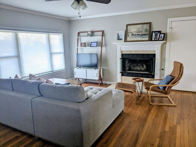 Building Photo - Unique 3 bedroom, 1 bathroom home in Crest...