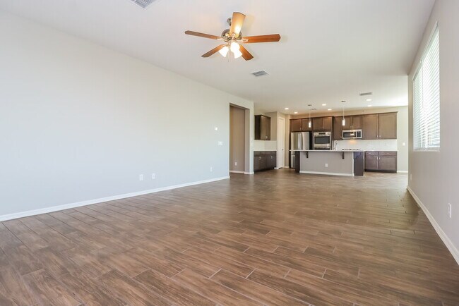 Foto del edificio - 21051 W Almeria Rd