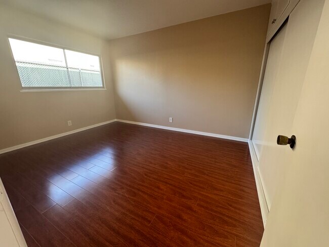 Dormitorio - 7123 Flight Ave