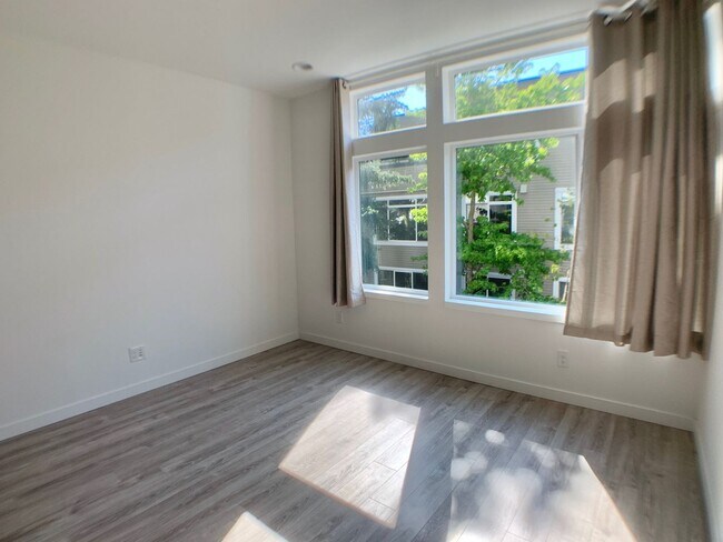 Building Photo - Modern Townhome Living in North Seattle