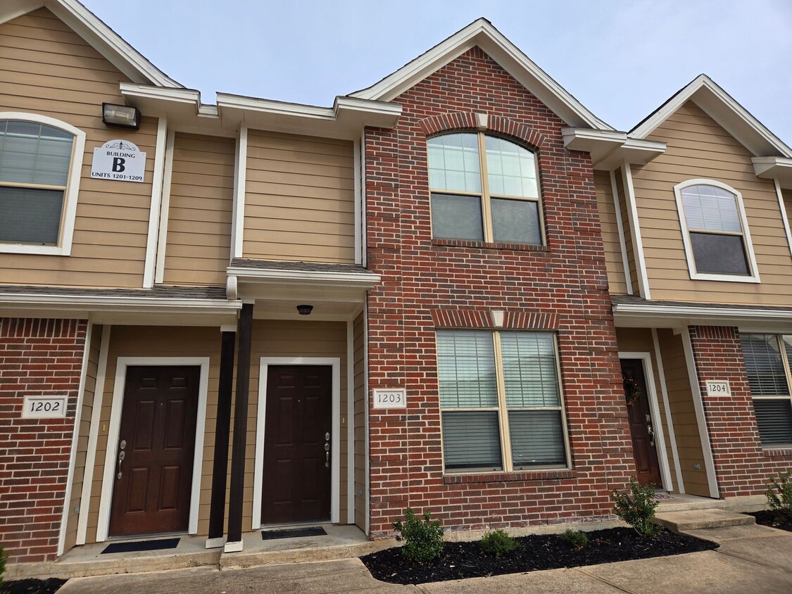 Foto principal - College Station - 2 bed - 2 1/2 bath Townh...