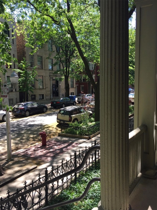 Building Photo - 726-728 W Briar Pl