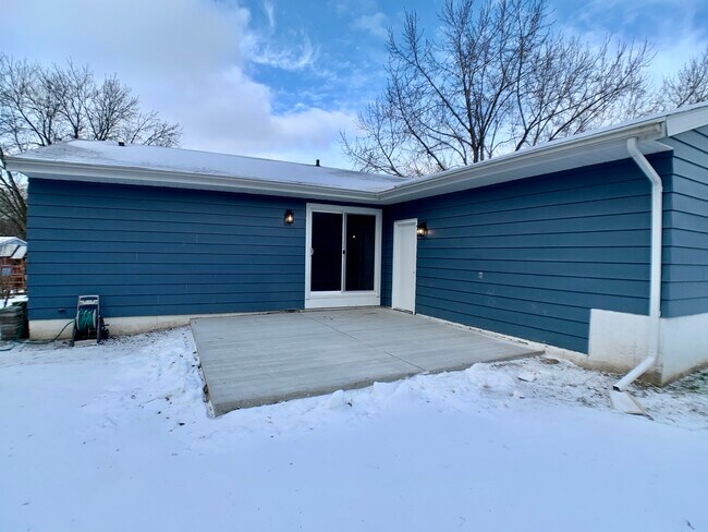 Building Photo - 6825 Putnam Rd