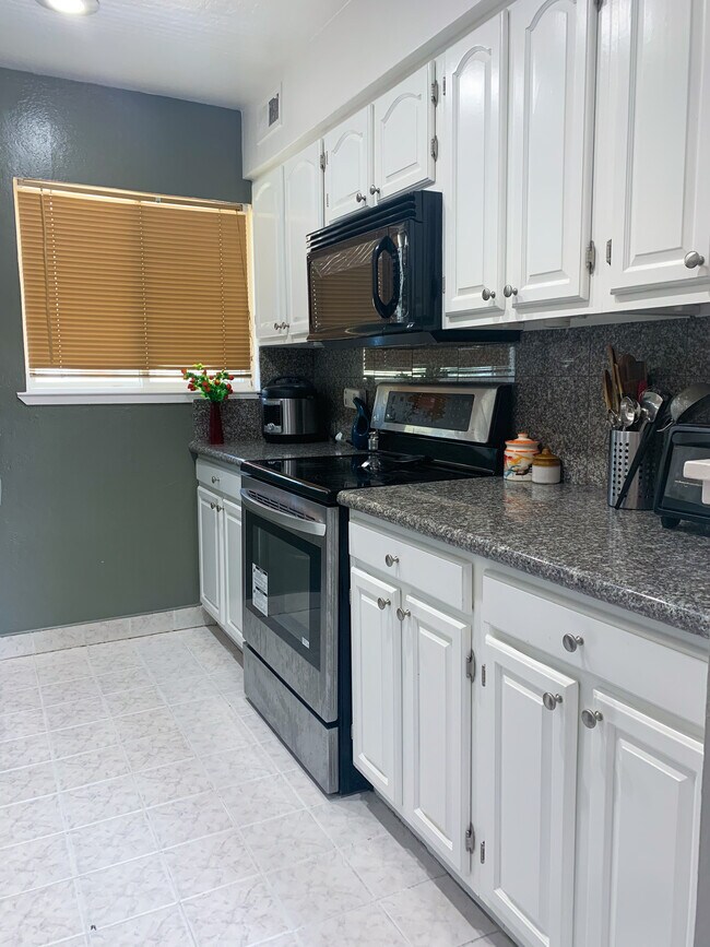 Foto del edificio - 8216 Admiralty Ln