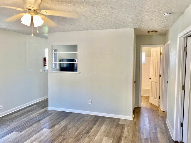 Building Photo - 2Bed/1Bath Duplex South Chattanooga