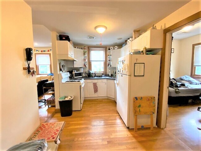 Building Photo - 337 Columbia St