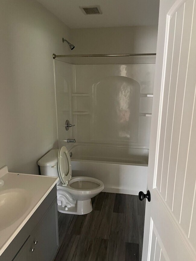 Foto del edificio - 1302 Ridgefield Cir