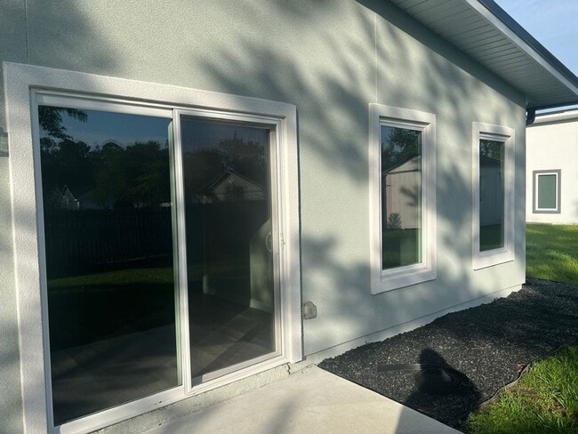Building Photo - Pristine 4BR/2BA Available Immediately
