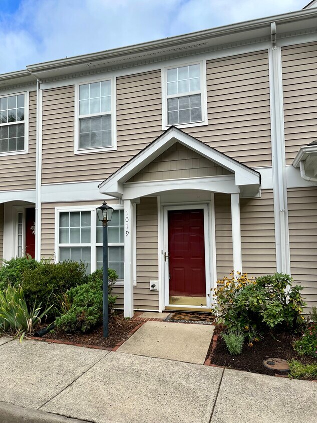 1019 Stirling Ct, Charlottesville, VA 22901 Townhome Rentals in