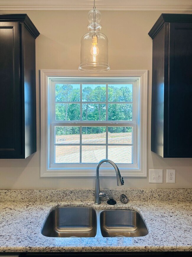 Foto del edificio - Beautiful Like-New 3 bed/2.5 bath w/ 2-car garage & fenced in backyard available June 24th!