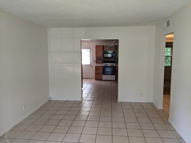 Building Photo - 707 Linden Green Dr