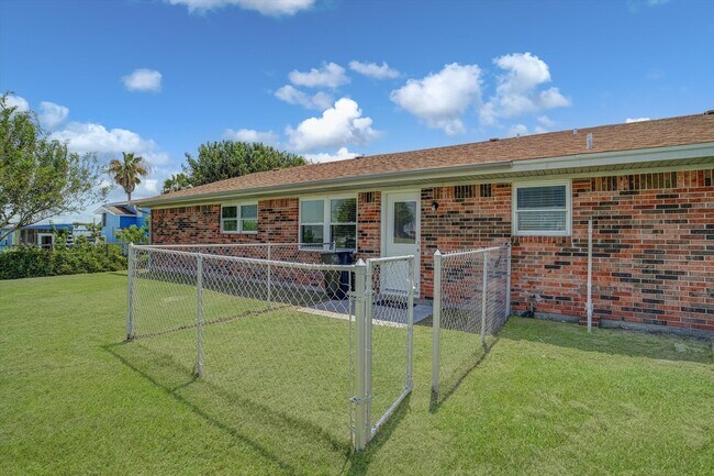 Foto del edificio - 827 Pickney Ave