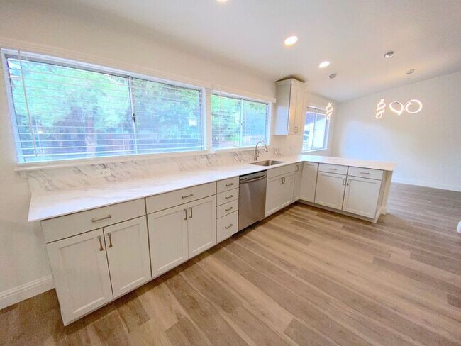 Building Photo - Modern 4 Bedroom, 3 Bath House - Near Died...