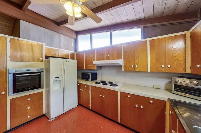 Foto del edificio - 2 Bed 1 Bath 1 Parking Apartment. 1 Year Lease.