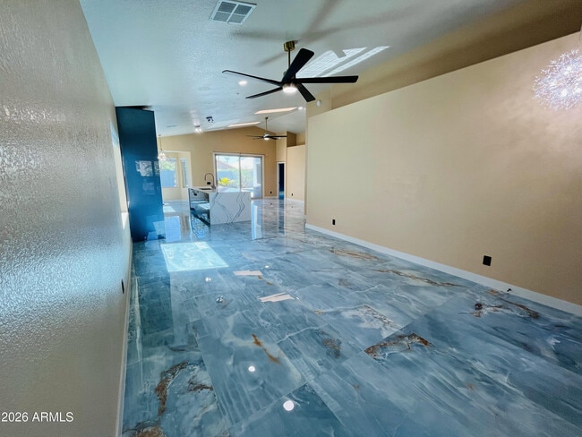 Foto del edificio - 8709 E Gail Rd