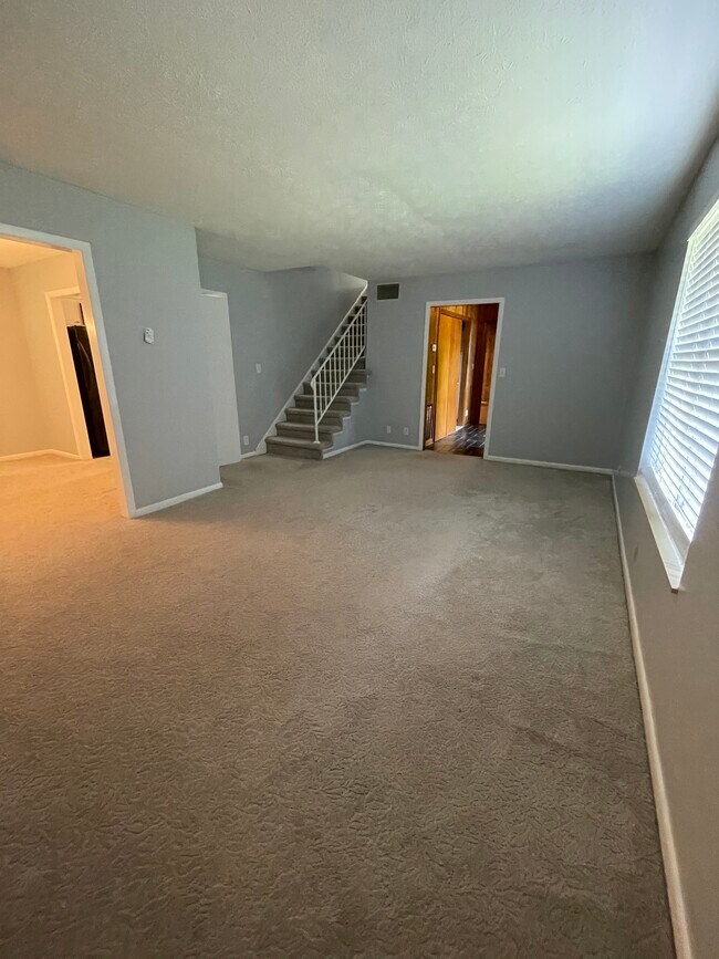 Building Photo - 10516 Pinedale Dr