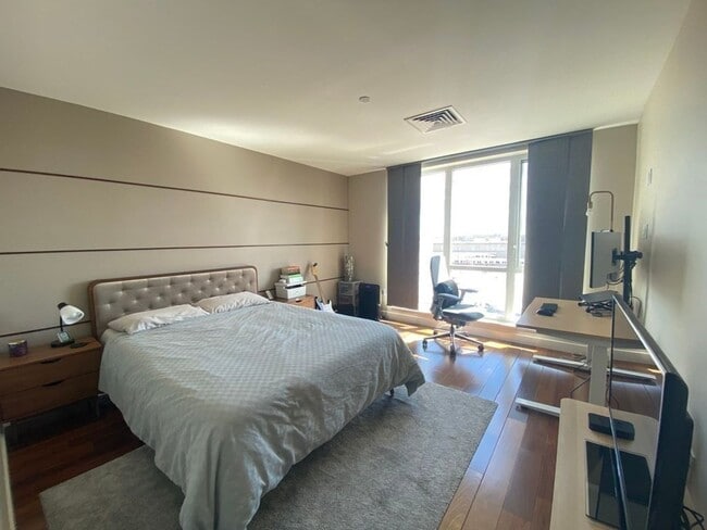 Building Photo - Spacious 2 bed 2 bath!
