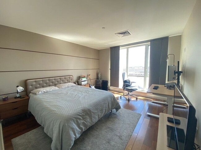 Building Photo - Spacious 2 bed 2 bath!