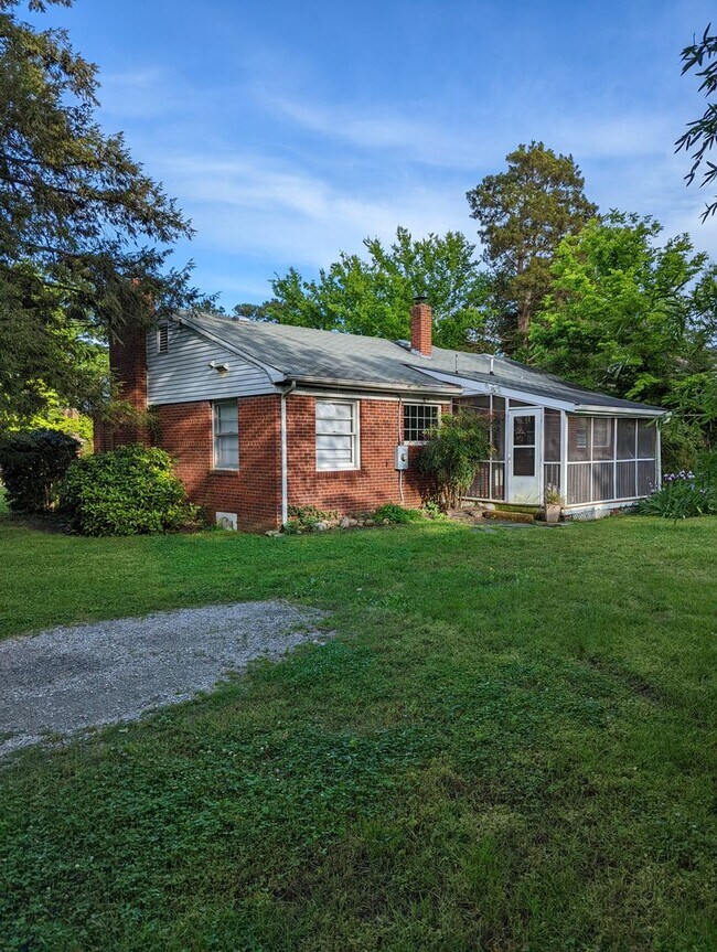 Building Photo - 3 bedroom ranch style home in the heart of...