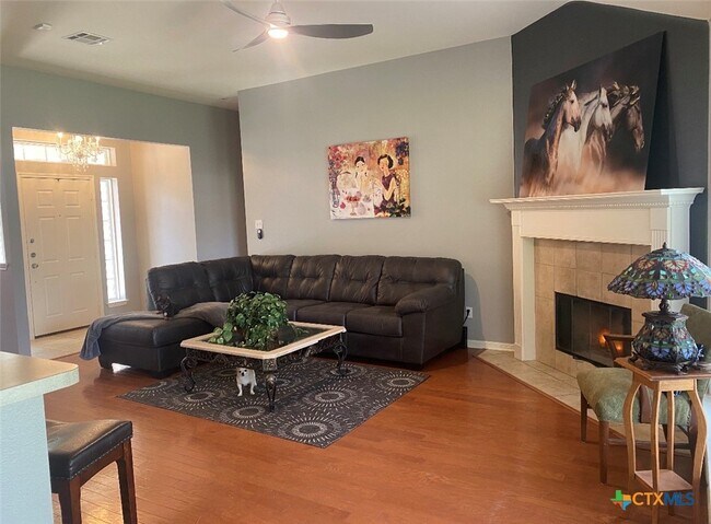 Foto del edificio - 5704 Meadow Wood Dr