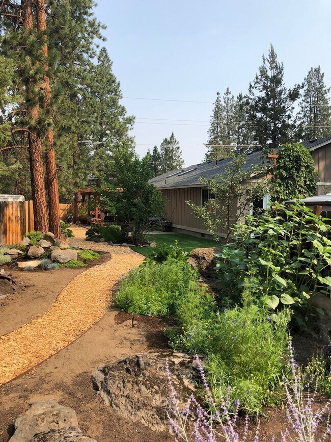 Building Photo - Walk to Farewell Park, Deschutes River and...