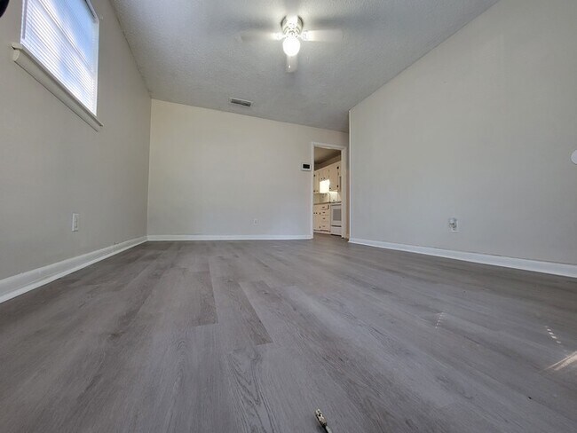 Building Photo - 3 Bed 1 Bath House