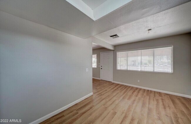 Foto del edificio - 5301 W Campbell Ave