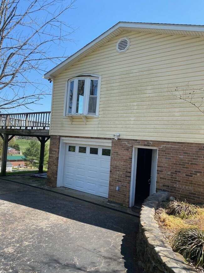 Foto del edificio - 4 bedroom home in Chuckey TN
