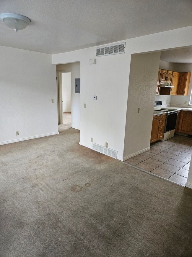 Building Photo - North Orem 2 bedroom/1 bath apartment