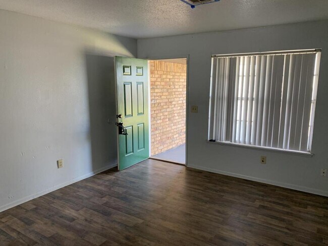 Foto del edificio - 1300 E. Madison