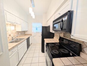 Building Photo - 17641 Red Oak Dr