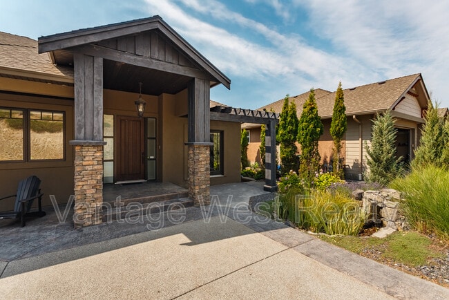 Building Photo - 678 Kuipers Crescent