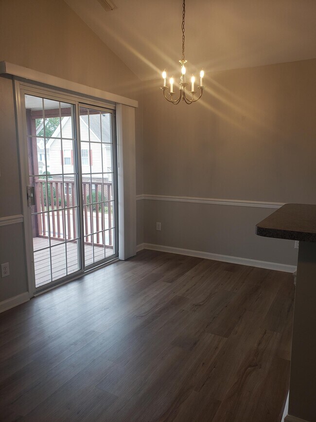 Foto del edificio - 304 Fireweed Ct
