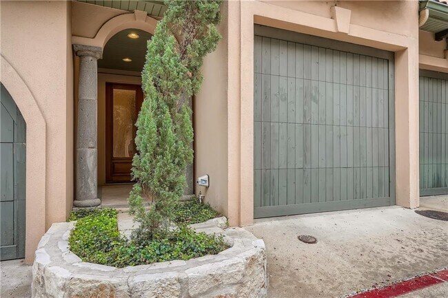 Building Photo - 1529 Barton Springs Rd