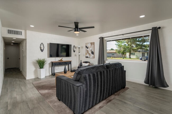 Photo - 1047 W Elna Rae St House