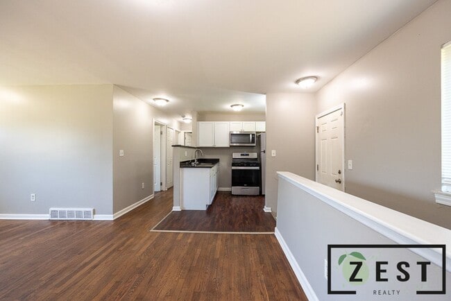 Building Photo - 3 BED 1 BATH HOME
