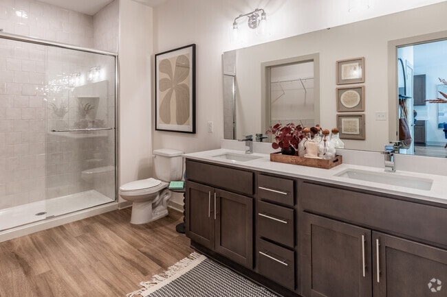 1BR, 1BA - 828SF - Baño - Legends 267