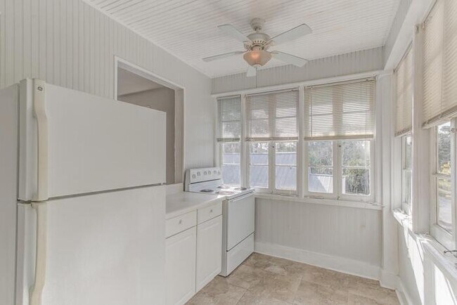 Building Photo - 613 Seaman Pl