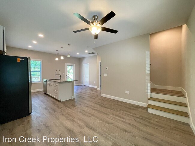 Building Photo - 3 br, 2.5 bath House - 9 Arbutus Road #121