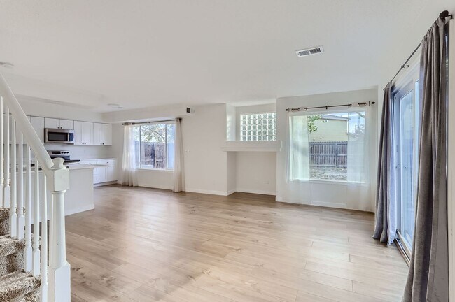 Foto del edificio - Modern 3-Bed 3-Bath Home Located in GreenV...