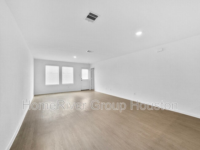 Building Photo - 209 Brandi Dr