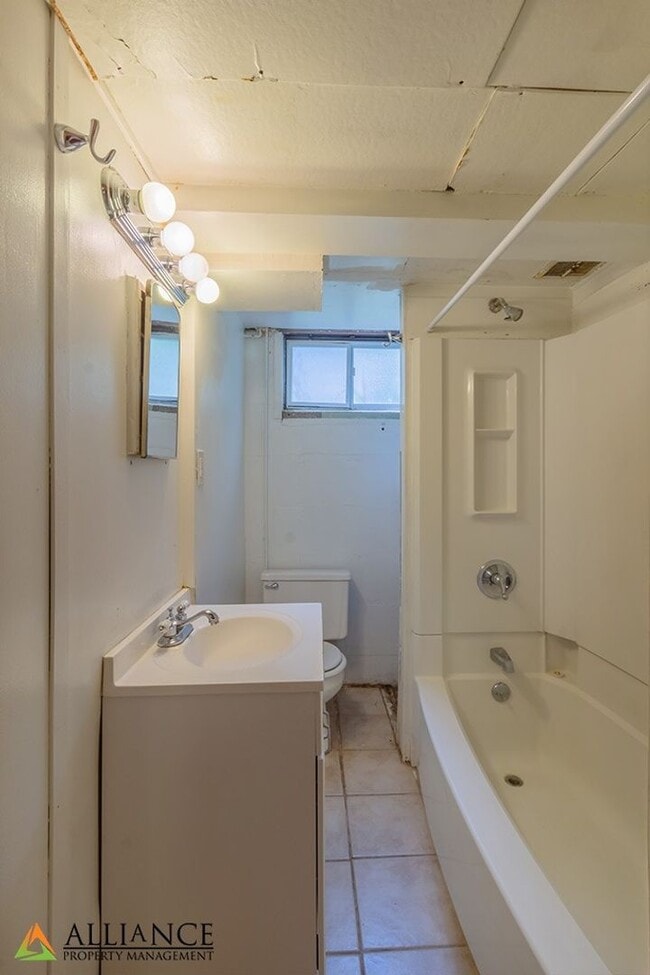 Building Photo - 1845 College Heights Rd