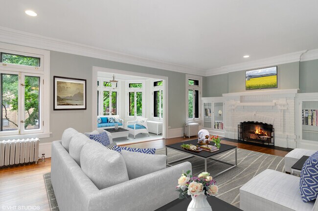 931-Living Room - 931 W Winona St