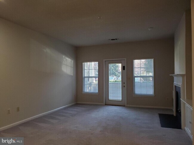 Foto del edificio - 1704 Lake Shore Crest Dr