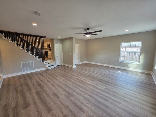 Building Photo - 10731 Hillside Dr