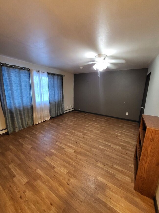 Foto del edificio - Spacious 4 Bedroom / Duplex / Heat Included