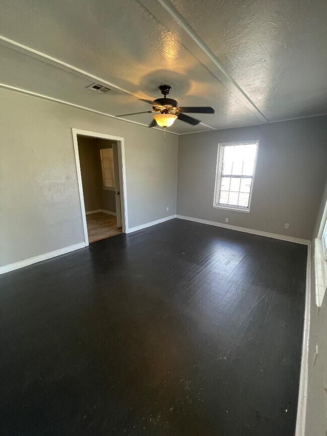 Foto del edificio - 1 Bed 1 Bath Duplex For Lease 8/4/2025
