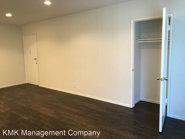 Building Photo - 1 br, 1 bath Apartment - 308 S. Doheny Dr....