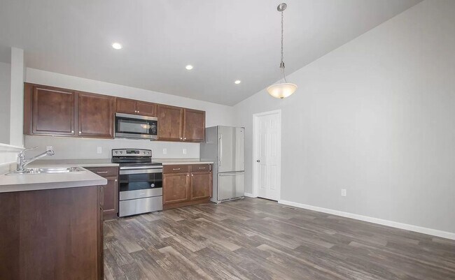 Foto del edificio - Open Concept raised ranch home for Lease i...